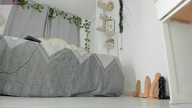 Snapshot of khalyn_jenner chatting on February 16, 1:03 am khalyn jenner online show from February 16, 1:03 am