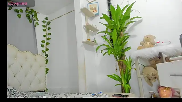 Snapshot of khalyn_jenner chatting on October 25, 10:59 pm khalyn jenner online show from October 25, 10:59 pm