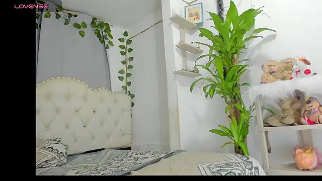 Snapshot of khalyn_jenner chatting on November 6, 11:37 pm khalyn jenner online show from November 6, 11:37 pm