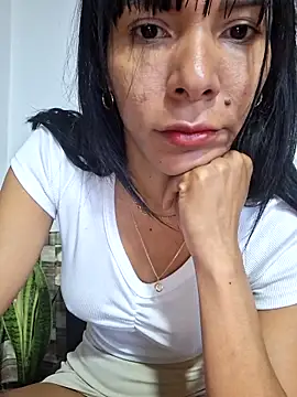 Snapshot of Doll_Loren chatting on February 17, 4:37 pm Doll Loren online show from February 17, 4:37 pm
