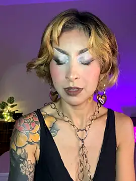 Snapshot of Cinamoonn chatting on October 7, 6:27 pm Cinamoonn online show from October 7, 6:27 pm