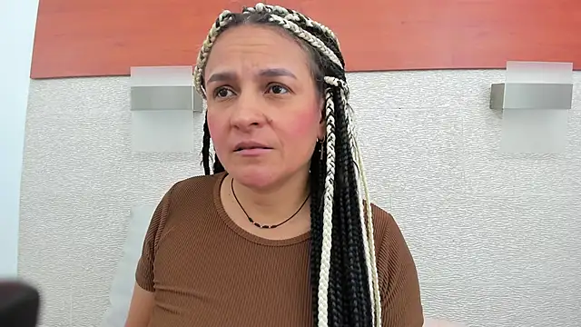 Snapshot of allice_green chatting on October 31, 2:45 am allice green online show from October 31, 2:45 am