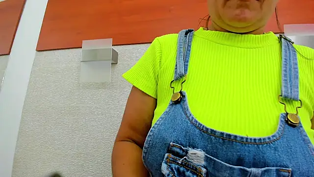 Snapshot of allice_green chatting on November 15, 1:03 am allice green online show from November 15, 1:03 am