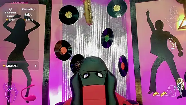 nickyminach  online show from October 29, 7:15 pm