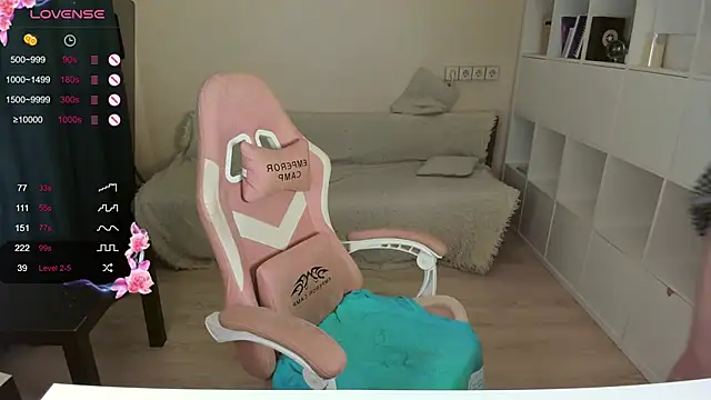 Snapshot of PlumPie chatting on October 9, 4:21 am PlumPie online show from October 9, 4:21 am