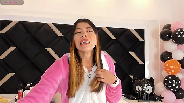 Snapshot of Girl_Cherry chatting on October 20, 11:32 am Girl Cherry online show from October 20, 11:32 am