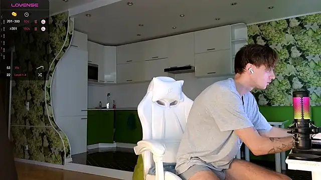 Snapshot of Cryptikov chatting on September 24, 8:39 am Cryptikov online show from September 24, 8:39 am