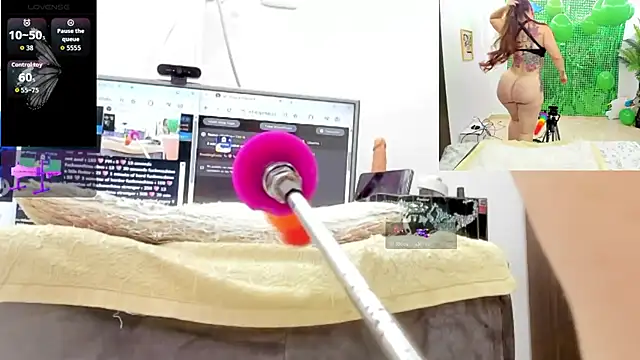 Paulina Davis  online show from March 21, 8:19 am