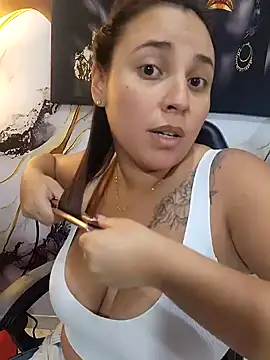 Snapshot of LizzRouse chatting on July 18, 8:56 pm LizzRouse online show from July 18, 8:56 pm