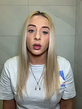 Snapshot of Strongqueen chatting on June 4, 7:53 pm Strongqueen online show from June 4, 7:53 pm
