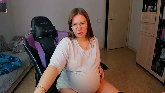 Snapshot of stella_vestal chatting on March 16, 5:44 am stella vestal online show from March 16, 5:44 am