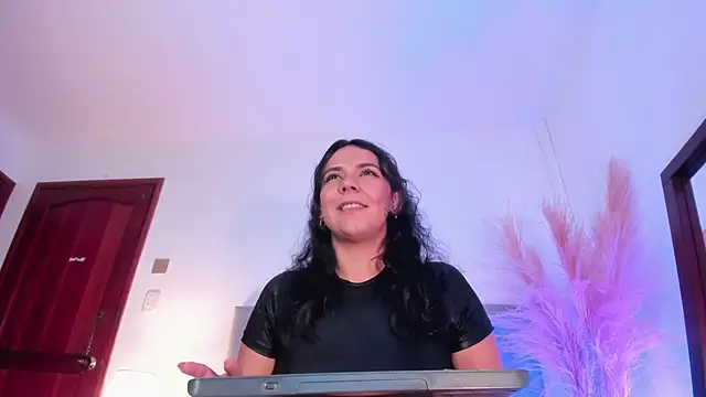 Amber  Davis online show from February 3, 9:18 pm