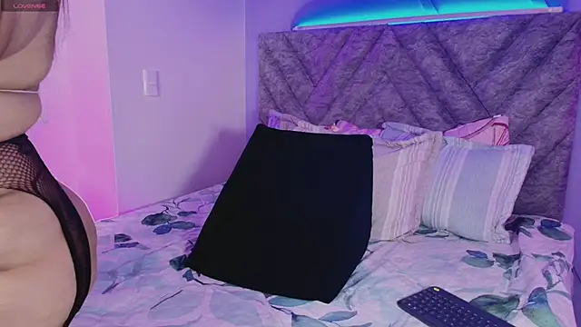 emmajohnss online show from November 6, 4:02 am