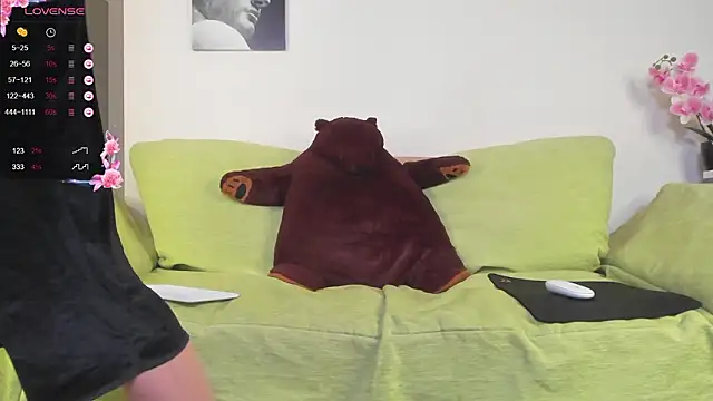 Snapshot of PoisonEvelyn chatting on February 10, 10:19 am PoisonEvelyn online show from February 10, 10:19 am