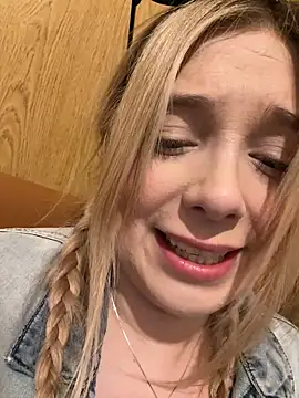 Snapshot of CherryAuroraa chatting on January 2, 1:06 am CherryAuroraa online show from January 2, 1:06 am