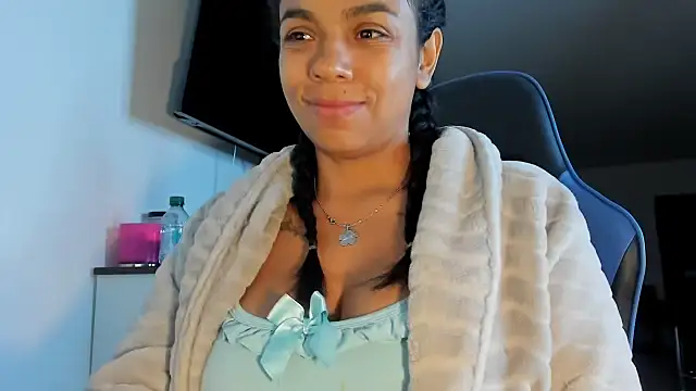 victoriachicas online show from October 3, 8:11 am