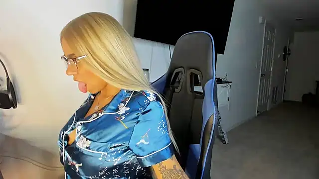 victoriachicas online show from October 5, 7:39 am