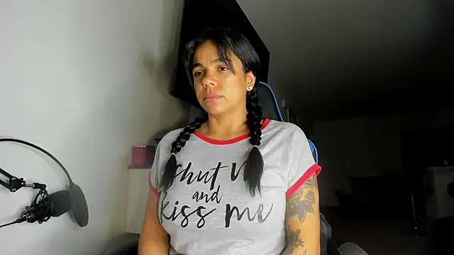 victoriachicas online show from October 28, 6:06 am