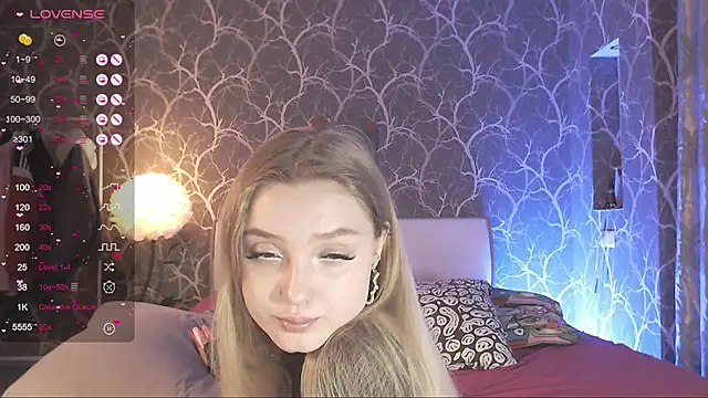 MiaMiaMeow online show from April 22, 8:10 pm