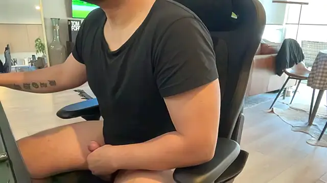 HungandThickLatin online show from February 15, 5:50 pm