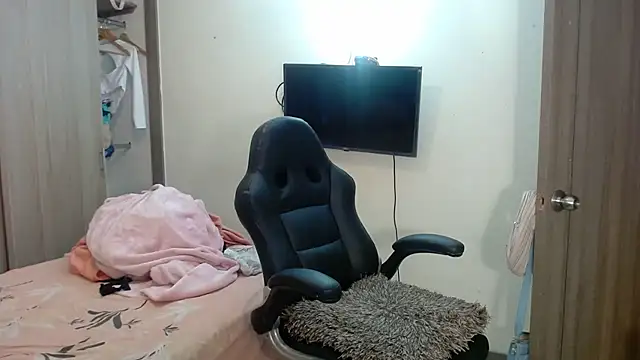 Snapshot of gooddes303salome chatting on February 1, 9:46 pm gooddes303salome online show from February 1, 9:46 pm