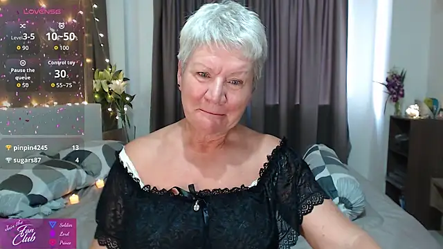 Snapshot of roxana_brooks chatting on April 24, 11:40 pm roxana brooks online show from April 24, 11:40 pm