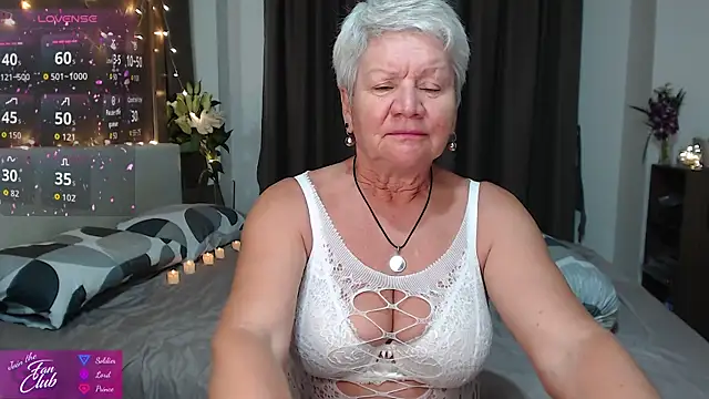 Snapshot of roxana_brooks chatting on April 25, 2:14 pm roxana brooks online show from April 25, 2:14 pm