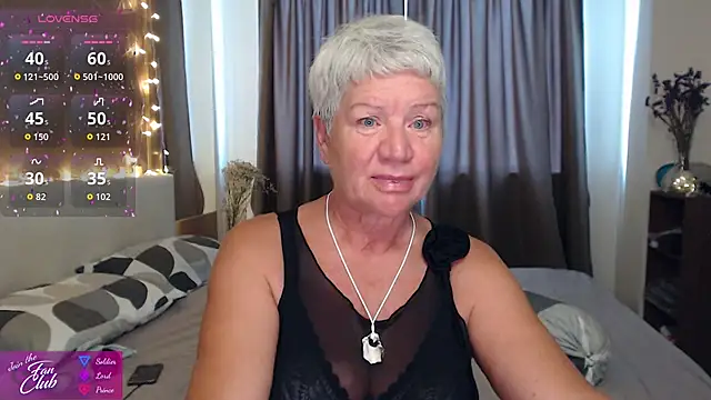 Snapshot of roxana_brooks chatting on June 6, 12:05 am roxana brooks online show from June 6, 12:05 am