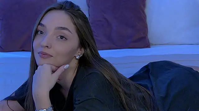 Snapshot of VirginieCruz chatting on December 30, 1:37 am VirginieCruz online show from December 30, 1:37 am