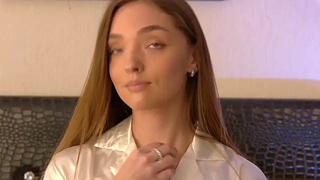 Snapshot of VirginieCruz chatting on March 1, 9:18 am VirginieCruz online show from March 1, 9:18 am