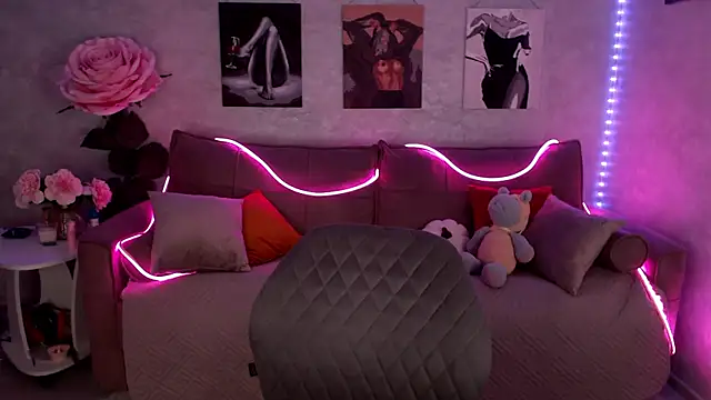 tiffany  burn online show from December 19, 9:05 am