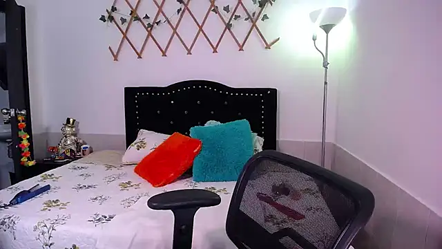 Snapshot of naughty_girl_4u chatting on November 18, 7:29 pm naughty girl 4u online show from November 18, 7:29 pm