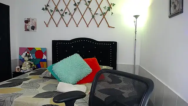Snapshot of naughty_girl_4u chatting on April 30, 8:15 pm naughty girl 4u online show from April 30, 8:15 pm