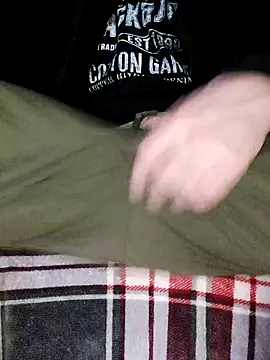 Snapshot of drivingguy chatting on December 18, 12:27 am drivingguy online show from December 18, 12:27 am