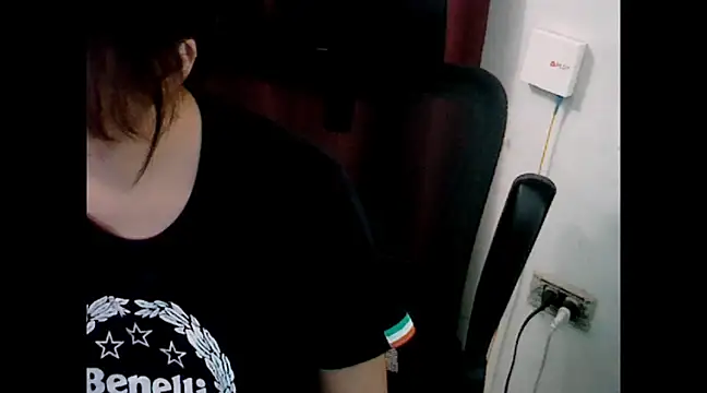 Snapshot of makemefallin chatting on December 22, 3:33 pm makemefallin online show from December 22, 3:33 pm