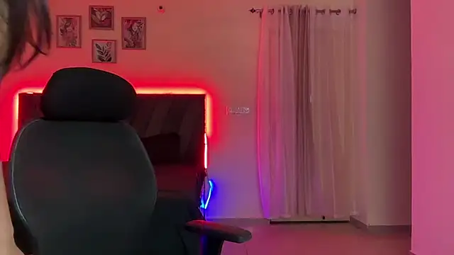 Hottie ishuu online show from April 15, 7:58 pm