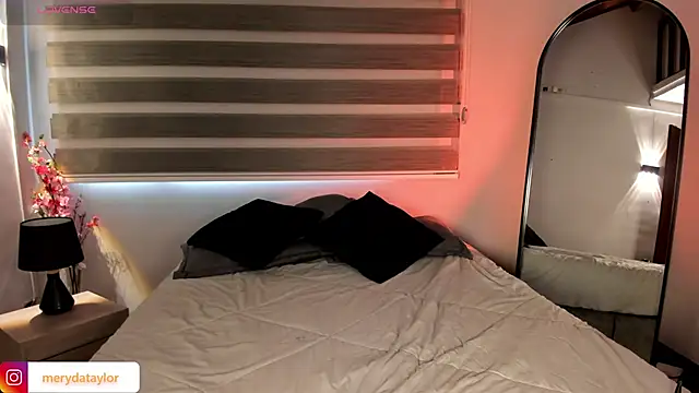 MERIDA TAYLOR online show from November 28, 1:47 pm