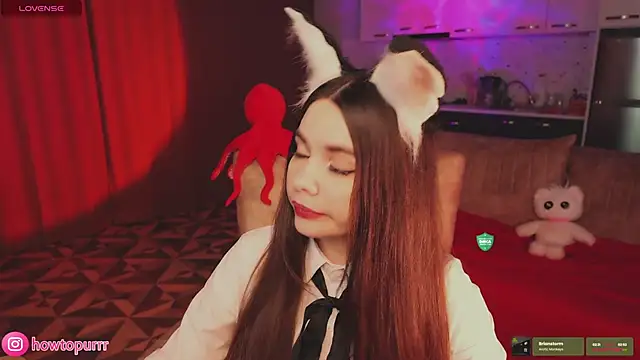 Snapshot of How2Meow chatting on April 12, 5:18 pm How2Meow online show from April 12, 5:18 pm