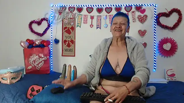 loquitaqueen011 online show from February 10, 8:42 pm