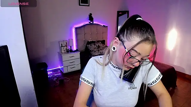 Snapshot of Megan_19_ chatting on September 11, 9:48 pm Megan 19  online show from September 11, 9:48 pm