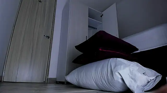 Skarleth69 online show from November 11, 1:05 am