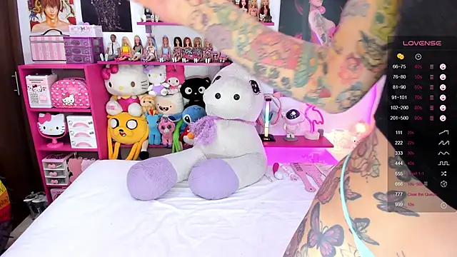 Snapshot of tattooBabyxxx chatting on February 4, 8:59 pm tattooBabyxxx online show from February 4, 8:59 pm