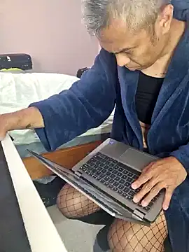 Snapshot of AmGuy23 chatting on December 18, 12:32 am AmGuy23 online show from December 18, 12:32 am