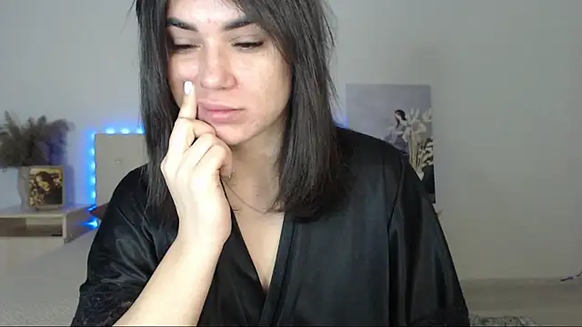 Snapshot of RoxannePure chatting on February 21, 2:06 am RoxannePure online show from February 21, 2:06 am