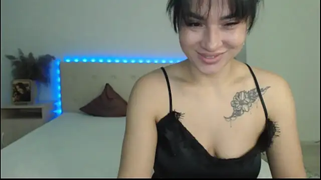 Snapshot of RoxannePure chatting on October 3, 3:47 am RoxannePure online show from October 3, 3:47 am