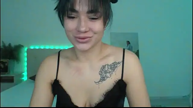 Snapshot of RoxannePure chatting on October 6, 3:37 am RoxannePure online show from October 6, 3:37 am