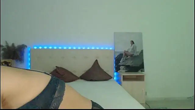 Snapshot of RoxannePure chatting on October 9, 3:37 am RoxannePure online show from October 9, 3:37 am