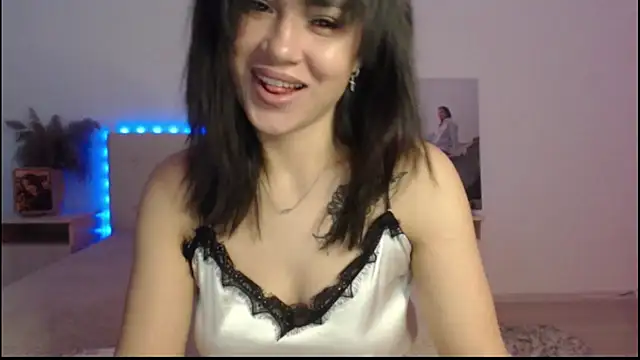 Snapshot of RoxannePure chatting on October 16, 3:29 am RoxannePure online show from October 16, 3:29 am