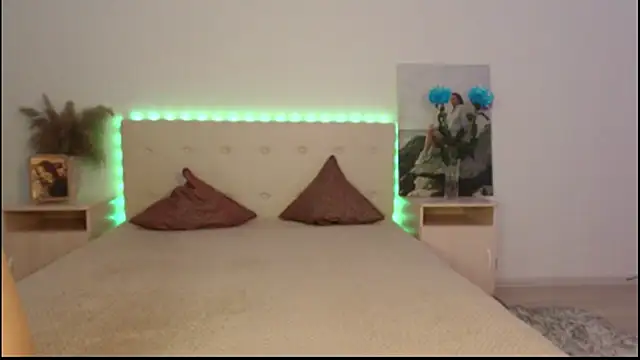 Snapshot of RoxannePure chatting on October 21, 4:13 am RoxannePure online show from October 21, 4:13 am