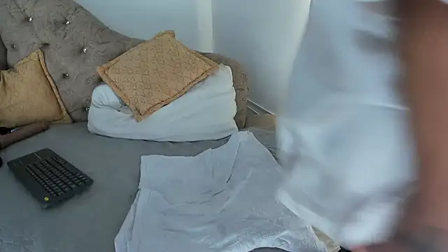 Snapshot of Naughty__Mom chatting on December 22, 1:44 pm Naughty Mom online show from December 22, 1:44 pm